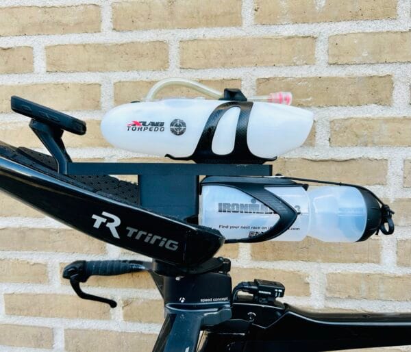 Between-the-arms hydration riser for triathlon bikes